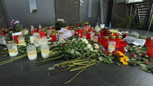 Blumen liegen nach dem tödlichen Angriff vor dem Konstanzer Club „Grey“. Am Freitagabend wollte der Club seine Türen wieder öffenen. (Archivfoto) Foto: dpa