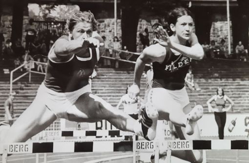 Verstanden sich  sehr gut:  Margot Bayer (rechts) und ihre DDR-Kontrahentin Burglinde Pollak, hier bei einem Wettkampf im Vorfeld der Spiele 1976. Foto: privat/z