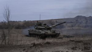 Ein ukrainischer Panzer fährt nahe Bachmut in Richtung Frontlinie. Foto: dpa/Evgeniy Maloletka