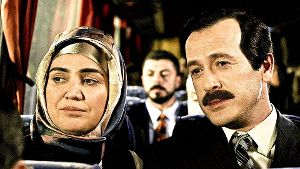 Özlem Balci (li.) und Reha Beyoglu spielen das Ehepaar Erdogan – aber ohne jede private Schwäche. Foto: AF Media