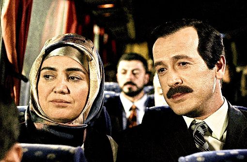 Özlem Balci (li.) und Reha Beyoglu spielen das Ehepaar Erdogan – aber ohne jede private Schwäche. Foto: AF Media