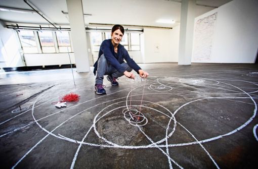 Mit einer Bodenzeichnung hat Melanie Grocki auf die räumlichen Besonderheiten im Kunstverein Nürtingen reagiert. Foto: Ines Rudel