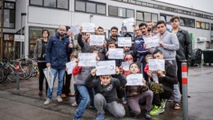 Die Flüchtlinge äußern ihren Unmut auf Papierzetteln Foto: Lichtgut/Jan Potente