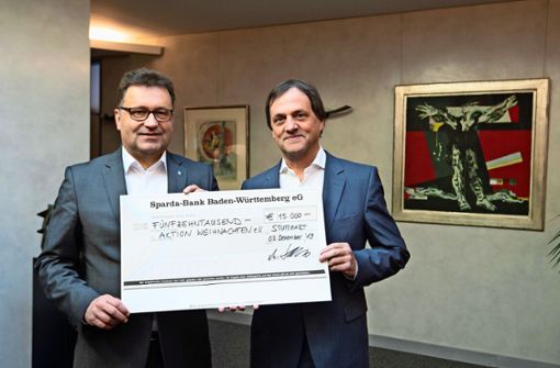 Martin Hettich (links) übergibt den symbolischen Scheck an Jan Sellner. Foto: Leif Piechowski