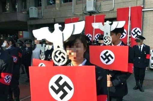 Schüler in Taiwan hatten sich als Nazis verkleidet Foto: dpa/KUANG FU HIGH SCHOOL / HANDOUT