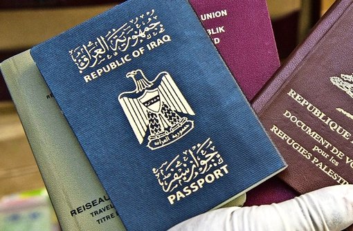 Um einen solchen irakischen Pass ging es: Schleuser wollten doppelte Geschäfte machen. Foto: dpa