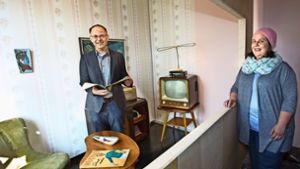 Christian Rilling und Julia Opitz vom Esslinger Stadtmuseum mit Nierentisch und Blümchentapete im 50er-Jahre -Wohnzimmer. Foto:  