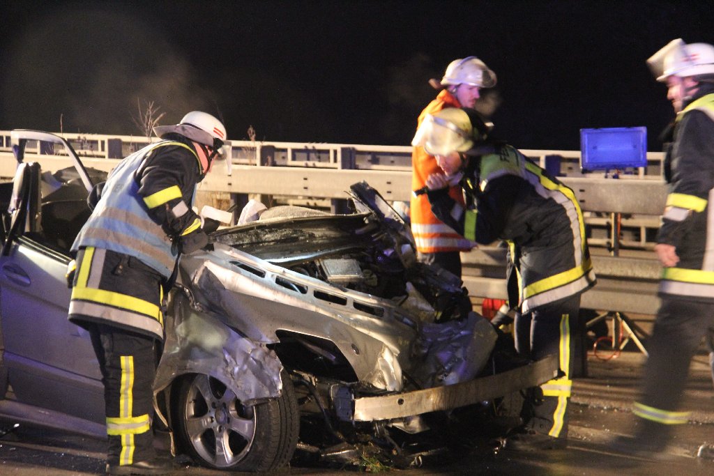 Bei dem schweren Verkehrsunfall am Dienstagabend auf der Autobahn 8 zwischen den Anschlussstellen Kirchheim-Ost und Aichelberg gekommen. Der Fahrer eines Mercedes wurde mit schweren Verletzungen in ein Krankenhaus gebracht.