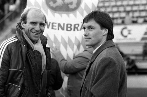 Dieter Hoeneß (links) wechselte einst vom VfB Stuttgart zum FC  Bayern, der Weg des  Mittelfeldregisseurs Asgeir Sigurvinsson führte in die andere Richtung. Foto: imago/Sportfoto Rudel