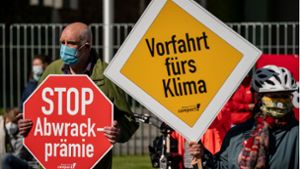 Umweltaktivisten demonstrieren vor dem Kanzleramt  anlässlich des Autogipfels gegen eine erneute Abwrackprämie für Diesel und Benziner.Foto:dpa/Michael Kappeler Foto:  