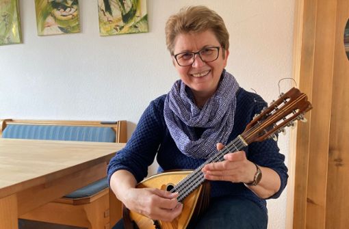 Fast schon exotisch: Sonja Rauschers Instrument ist neben der Gitarre die Mandoline. Für den Juli ist ein Konzert in der Südkirche geplant. Foto: Marion Brucker