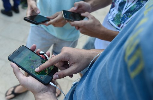 Der Hype um „Pokémon Go“ ist groß, auch mehr als drei Wochen nach dem offiziellen Deutschland-Start. Dass  das Spiel auch in die Fabrikhallen schwappt, gefällt vielen Unternehmen nicht. Foto: AFP