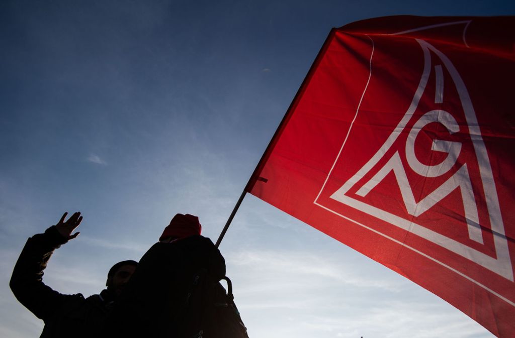 Eine Flagge der IG Metall bei einer Demo in Stuttgart – die Vorwürfe, die Zentrum Automobil gegen die Gewerkschaft erhebt, wiegen schwer. (Archivbild) Foto: picture alliance/dpa/Marijan Murat