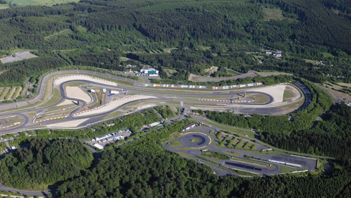 Schwerer Unfall auf dem Nürburgring –  ein Toter, sieben Verletzte