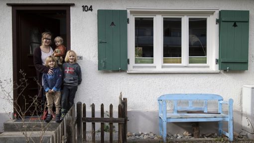 Enny D. mit Nuri auf dem Arm und ihren beiden älteren Söhnen Milo (links) und Jaro vor ihrem Häuschen im Stuttgarter Eiernest. Foto: Lichtgut/Leif Piechowski