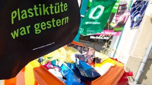 Die EU sagt den Plastiktüten den Kampf an. Foto: dpa