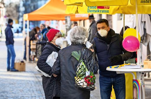 Ein Lächeln können die Wahlhelfer in Schorndorf den Passanten wegen der Maske schwer  schenken. Doch  der direkte Wahlkampf ist den Parteien wichtig. Foto: Frank Eppler