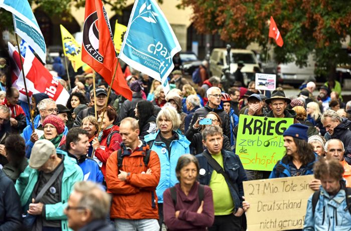 Kundgebung in Stuttgart: Protestmarsch für den Frieden in Europa
