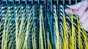 Die Bundesnetzagentur hat grünes Licht für den Ausbau schneller Internet-Verbindungen mithilfe der umstrittenen Vectoring-Technologie gegeben. Foto: dpa