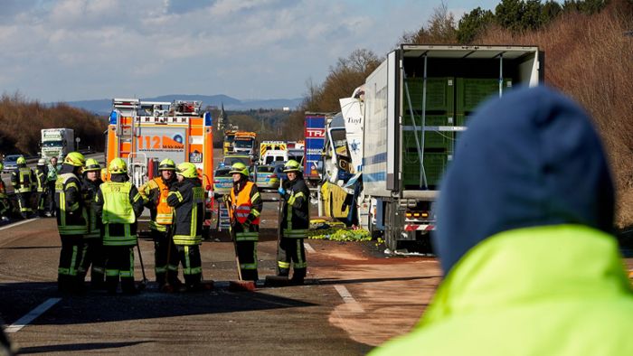 Zwei Tote und viele Verletzte bei Reisebus-Unfall