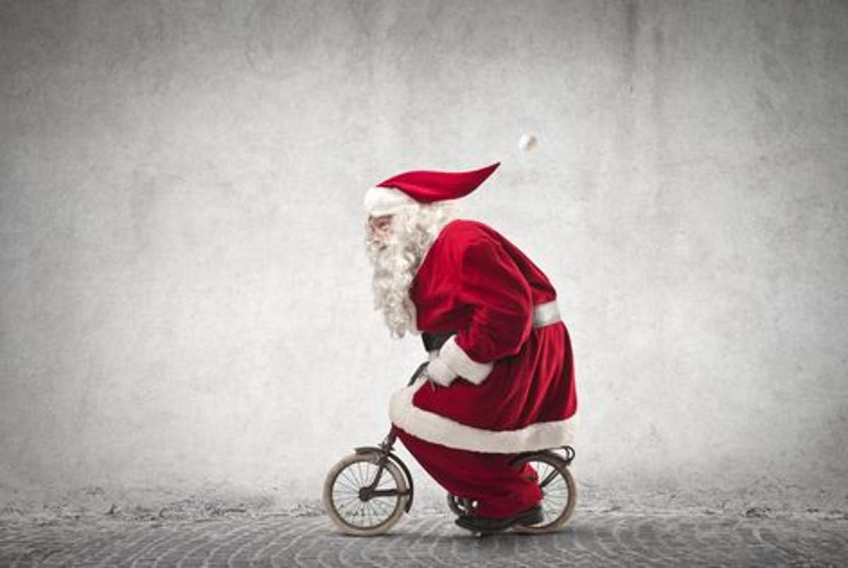 Jetzt aber schnell: selbst den Weihnachtsmann hat das Fahrrad-Fieber gepackt.