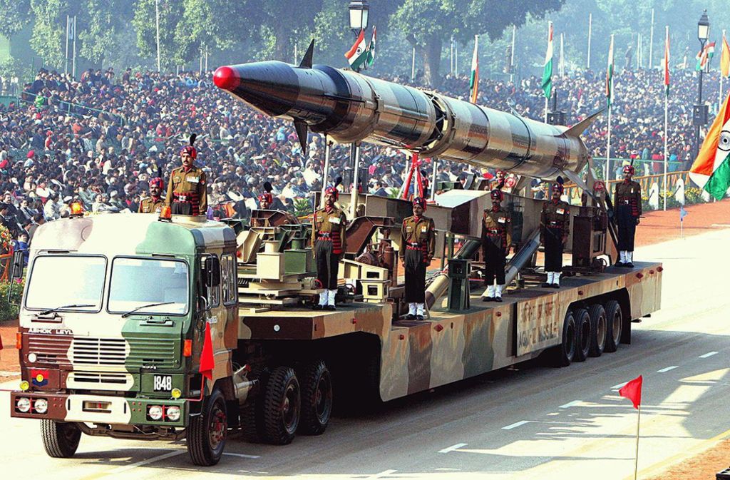 Eine Agni-II-Rakete während einer Parade: Seit 1974 ist Indien offizielle Atommacht. Es verfügt mit Agni über ein System selbst entwickelter Raketen mit einer Reichweite von 700 bis 10 000 Kilometern, die auch mit atomaren Sprengköpfen bestückt werden können.