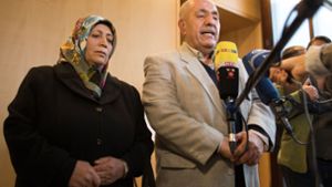 Die Eltern des ermordeten deutsch-türkischen Internetcafe-Besitzers Halit Yozgat, Ayse (links) und Ismail Yozgat, reden am 27. November 2017 in Wiesbaden mit Pressevertretern, nachdem sie als Zeugen bei einer Sitzung des NSU-Ausschusses des hessischen Landtages gesprochen hatten. Foto: dpa