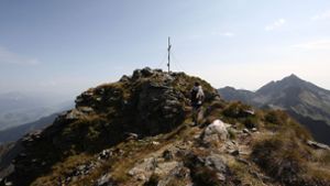 Ein Wanderer erreicht den Gipfel des 2543 Meter hohen Höchstein in den Schladminger Tauern. Foto: Wikipedia commons/Ewald Gabardi CC BY-SA 3.0