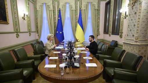 Große Worte an großen Tischen. Ursula von der Leyen lobt in Kiew die Fortschritte der Ukraine in Sachen EU-Beitritt. Präsident Wolodymyr Selenskyj hört das gerne. Foto: dpa/Ukrainisches Präsidialamt