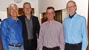 Der TSG-Vorsitzende Ulrich Hammerle hat die Jubilare für 40 und 25 Jahre Mitgliedschaft, Peter Veigel, Rainer Winkler und Thomas Metz Foto: TSG