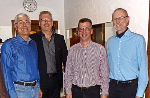 Der TSG-Vorsitzende Ulrich Hammerle hat die Jubilare für 40 und 25 Jahre Mitgliedschaft, Peter Veigel, Rainer Winkler und Thomas Metz Foto: TSG