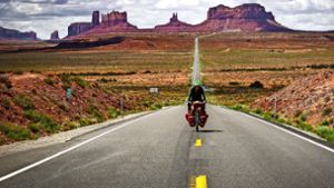 Wo Forrest Gump im gleichnamigen Film aufhörte zu rennen, macht Ferry Weikert auf seinem Fahrrad weiter: im Monument Valley in Utah, USA Foto:  