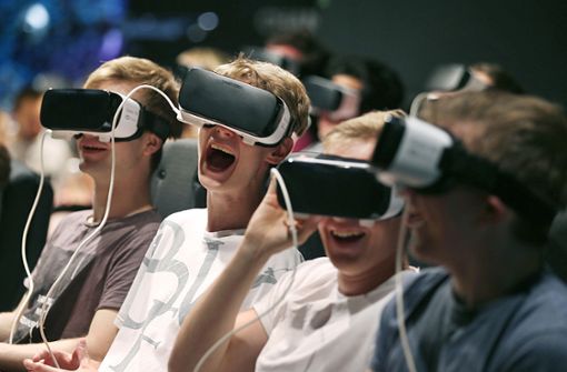 Besucher der Gamescom im vergangenen Jahr mit Virtual-Reality-Brillen: Die Spieleindustrie ist auch für andere Branchen ein Innovationstreiber. Foto: dpa
