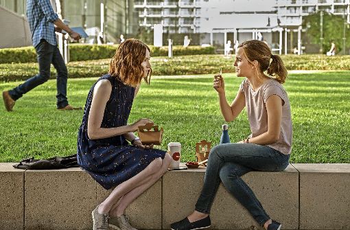 Es gibt keine Grund, den Campus der Firma überhaupt noch zu verlassen: Karen Gillian (links) und Emma Watson in „The Circle“ Foto: Verleih