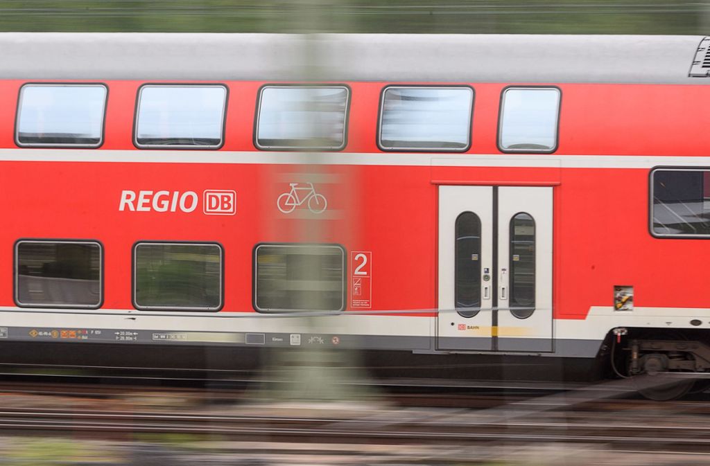 In einem Regionalzug von Stuttgart nach Ulm sollen Anhänger des SSV Ulm rechte Parolen skandiert haben. Foto: dpa
