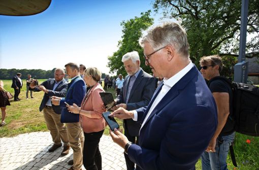 Die Eröffnungsgäste, vorn    der Esslinger Landrat Heinz Eininger, aktivieren ihre  Kelten-Apps Foto:  