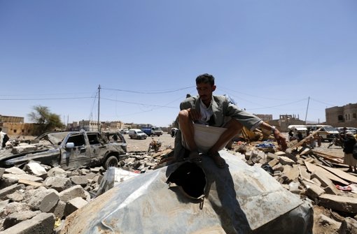 Luftangriffe durch Saudi-Arabien: Ein Mann sitzt auf den Trümmern seines Hauses in Jemens Hauptstadt Sanaa Foto: dpa