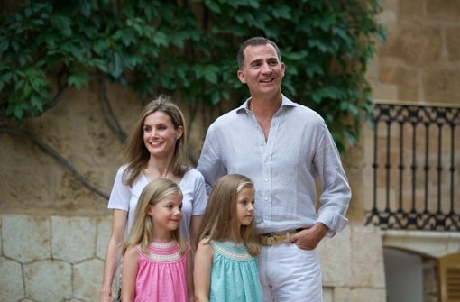 Noch ein Fototermin, dann können die Ferien auf Mallorca endlich beginnen: König Felipe VI. von Spanien mit seiner Frau Letizia und den Töchtern Leonor (rechts) und Sofía. Foto: Getty Images Europe