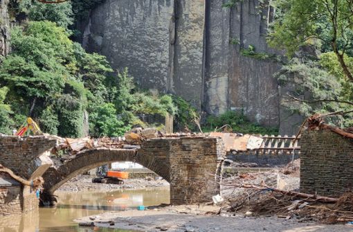 Das war einmal eine Bahnbrücke. „Aus der trügerischen Idylle heraus sahen wir plötzlich das ganze Ausmaß der Zerstörung“, erzählt der DRK-Helfer Gerd Walter. Foto: DRK-Kreisverband Göppingen