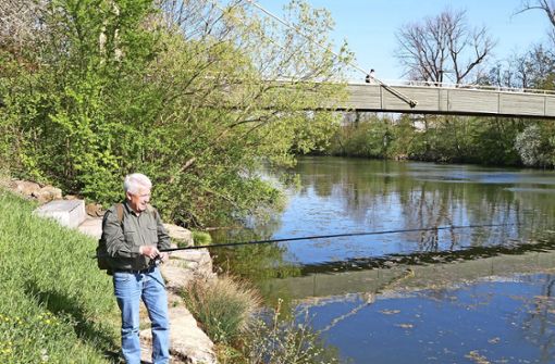 Helmut Tielesch bei einer seiner Lieblingsbeschäftigungen: Der 70-Jährige fischt seit vielen Jahren am Neckar. Foto: Kerstin Dannath
