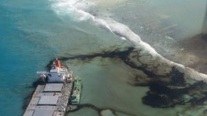 Der vor rund zwei Wochen vor der Südostküste des Inselstaates im Indischen Ozean auf einem Korallenriff auf Grund gelaufene Frachter „Wakashio“ verursacht ein Öl-Desaster. Foto: AP/Gwendoline Defente
