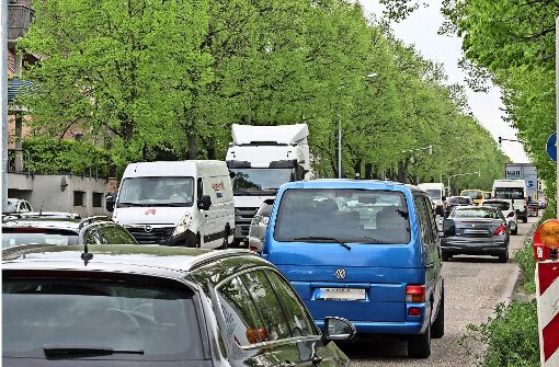 Die Schwieberdinger Straße ist eine der Hauptverkehrsachsen in Ludwigsburg – und chronisch überlastet. Viele Lastwagen werden künftig die Umfahrung nutzen. Foto: factum/Archiv