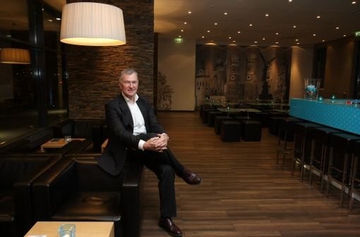 Dieter Müller mag die Farbe Türkis inzwischen sehr gern. Foto: Motel One
