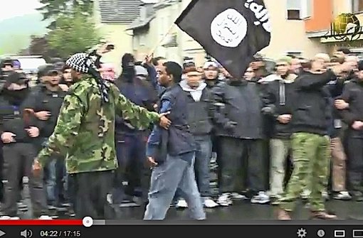 Ein Internetvideo zeigt die Islamisten Denis Cuspert (links) und Munir Ibrahim kurz vor den Ausschreitungen in Bonn 2012. Der Pforzheimer trägt eine Fahne, die ein Jahr später zum Symbol der Terrororganisation „Islamischer Staat“ wurde. Foto: Youtube