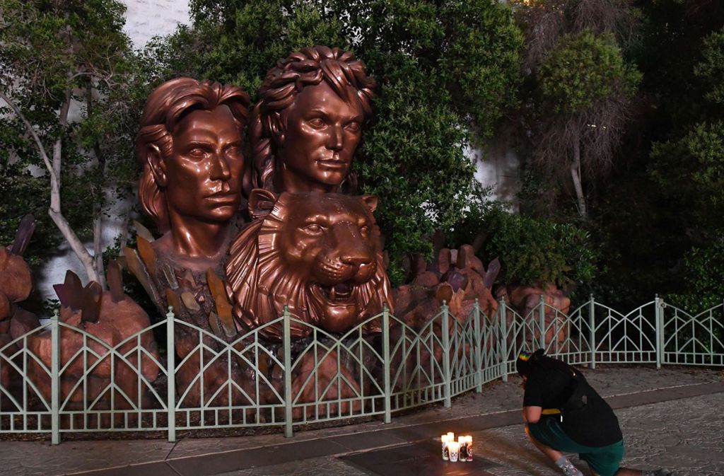 Vor der Bronze-Statue des Magier-Duos in Las Vegas stellen Fans Kerzen auf. Foto: AFP/Ethan Miller