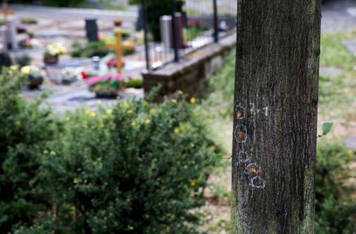 Spuren des Handgranatenwurfs auf dem Altbacher Friedhof. Foto: Ines Rudel/Ines Rudel