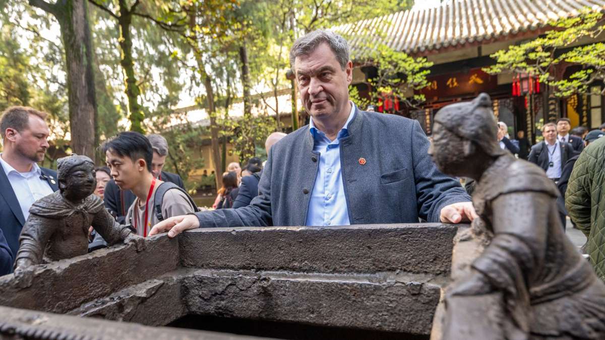 Markus Söder besucht den Wuhou-Schrein in Chengdu.