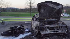 Die beiden unfallbeteiligten Fahrzeuge fingen bei dem Unfall sofort Feuer und brannten aus. Foto: 7aktuell.de/Marcel Bartenbach