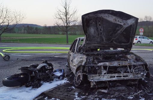Die beiden unfallbeteiligten Fahrzeuge fingen bei dem Unfall sofort Feuer und brannten aus. Foto: 7aktuell.de/Marcel Bartenbach