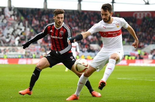 Ingolstadts Mathew Leckie (l.) und Lukas Rupp vom VfB Stuttgart kämpfen um den Ball. Die Bildergalerie zeigt weitere Impressionen vom Spiel. Foto: Bongarts